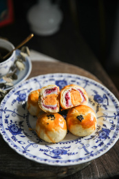 木桌子上圆盘盛放的多个蛋黄酥糕点