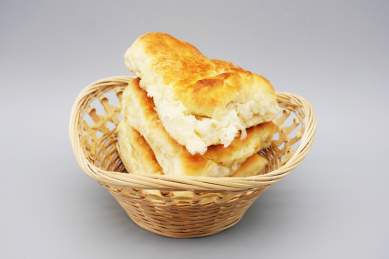 三个放在竹篮里的三角饼