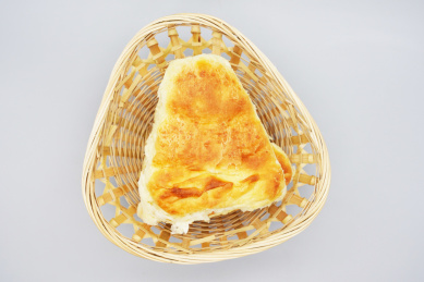 放在竹篮里的三角烤饼 