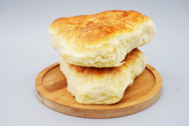 两个放在木盘里的三角烤饼