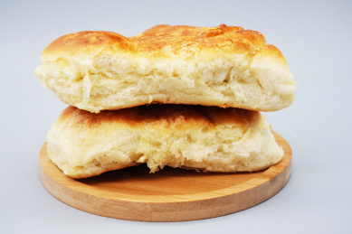 两个放在木盘里的三角烤饼