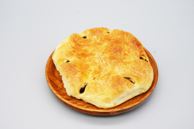 一个放在木盘里的夹心烤饼