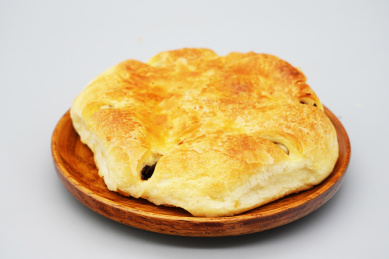 一个放在木盘里的夹心饼