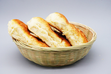 三个放在竹篮里的的三角烤饼