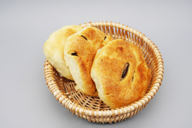 三个放在竹篮里的夹心糖饼