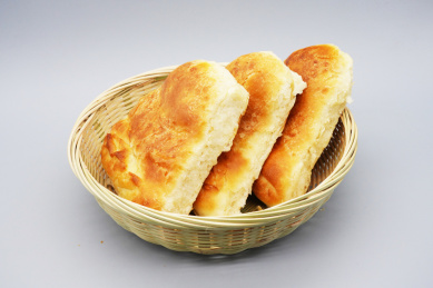 三个放在竹篮里的三角烤饼