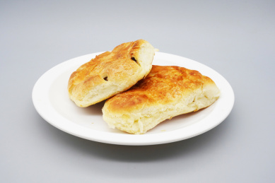 2个放在碟子里的夹心糖饼