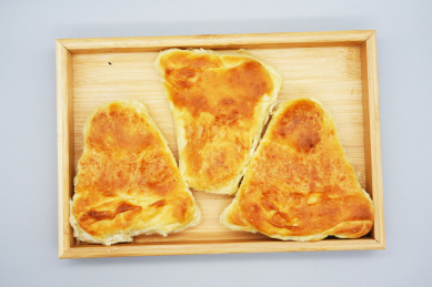 三个放在木盘里的三角烤饼