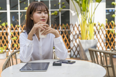 坐在室外喝咖啡的商务女青年