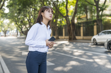 在马路边等车的商务女白领