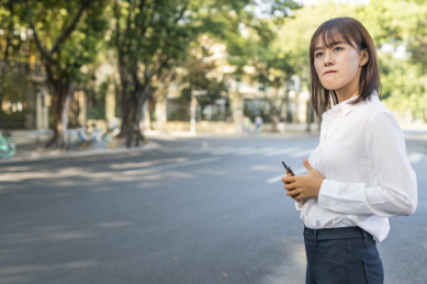 在马路边等车的商务女白领