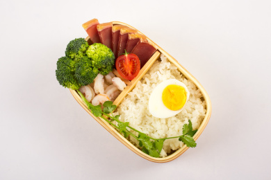 装在木制饭盒中的美味饭菜白底图