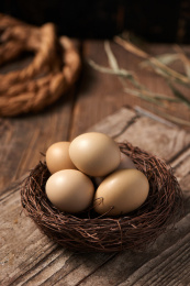 木纹背景上器皿里摆放的鸡蛋