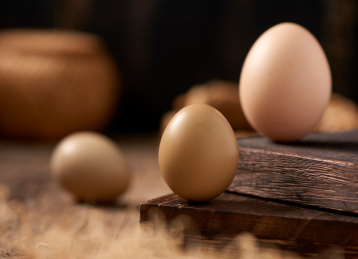 木纹背景上器皿里摆放的鸡蛋