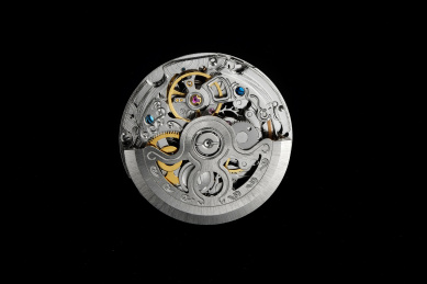 黑色背景上的一个机械手表机芯正面视角图