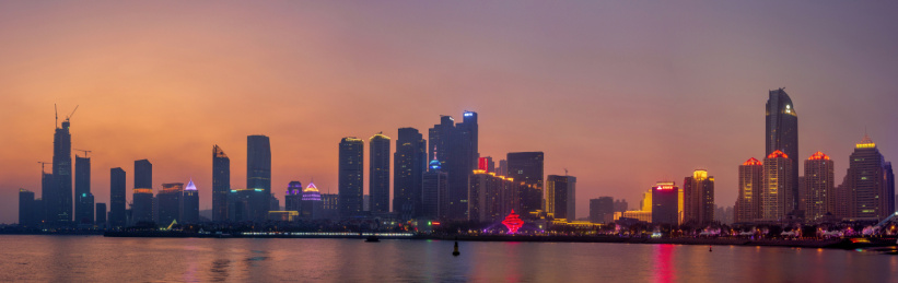 中国山东省青岛市海滨建筑群日暮全景风光