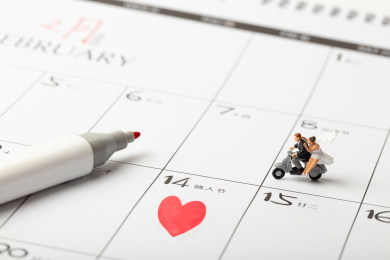 情人节的新婚夫妇在爱心日历上骑摩托车