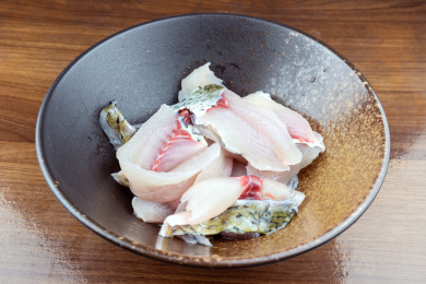 新鲜的草鱼生鱼片放在瓷碗里