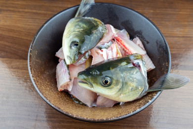 草鱼鱼头和生鱼片放在瓷碗里