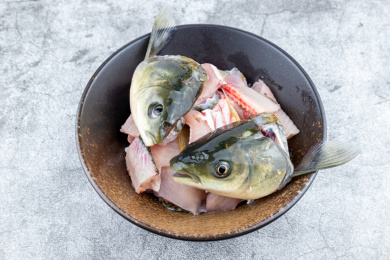 草鱼鱼头和生鱼片放在瓷碗里