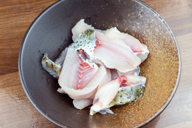 新鲜的草鱼生鱼片放在瓷碗里