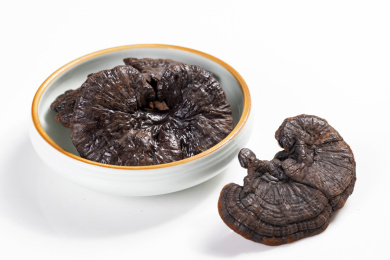 名贵中药材灵芝草摆放在桌面上