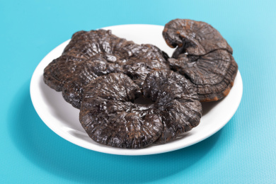 名贵中药材灵芝草摆放在桌面上