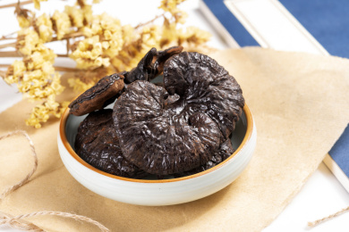 名贵中药材灵芝草摆放在桌面上