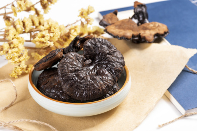 名贵中药材灵芝草摆放在桌面上