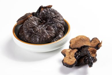 名贵中药材灵芝草摆放在桌面上