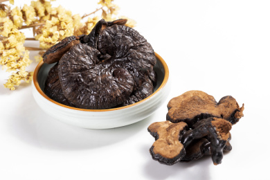 名贵中药材灵芝草摆放在桌面上