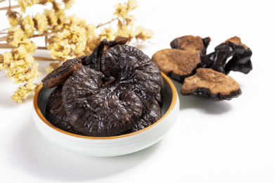 名贵中药材灵芝草摆放在桌面上