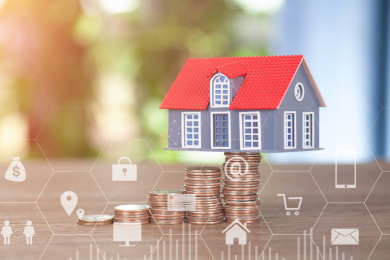 递增的美元硬币顶起一个小房子模型