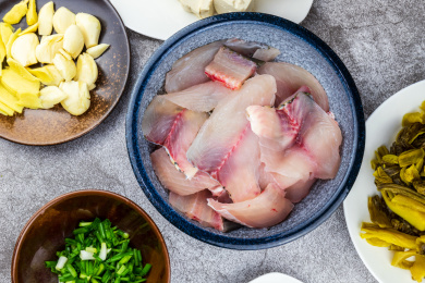 放在瓷碗里的酸菜鱼食材草鱼生鱼片