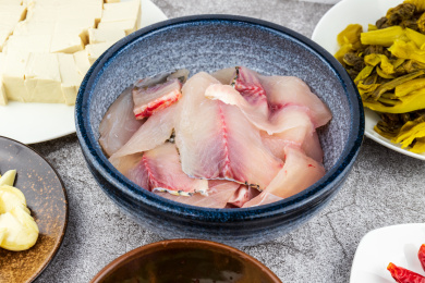 放在瓷碗里的酸菜鱼食材草鱼生鱼片