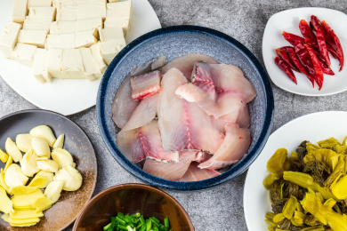 放在瓷碗里的酸菜鱼食材草鱼生鱼片