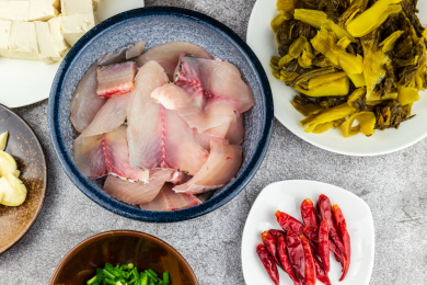 放在瓷碗里的酸菜鱼食材草鱼生鱼片