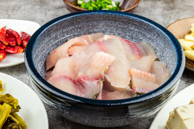 放在瓷碗里的酸菜鱼食材草鱼生鱼片