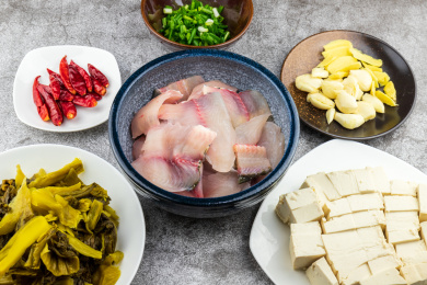 酸菜鱼食材草鱼生鱼片放在瓷碗里