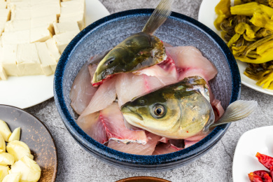 草鱼鱼头和生鱼片放在瓷碗里