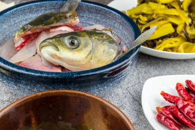 草鱼鱼头和生鱼片放在瓷碗里