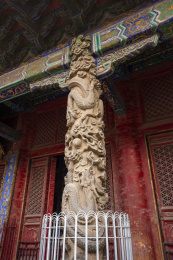 山东曲阜孔庙大成殿的石雕龙柱