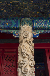 山东曲阜孔庙大成殿的石雕龙柱