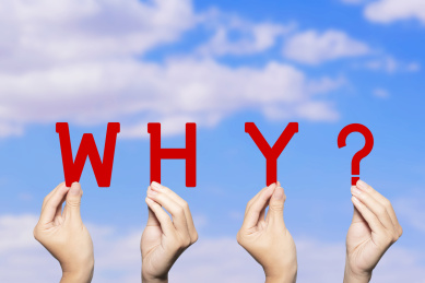 手拿着问号why提出问题询问解决自己疑惑困惑概念