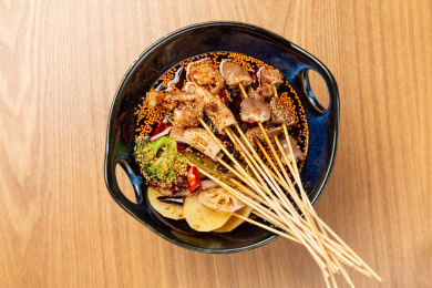 放在木质桌面上的钵钵鸡