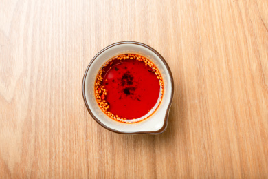 放在木质桌面上的油泼辣子