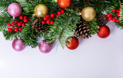 漂亮的圣诞节装饰品在白色背景上