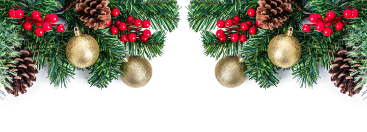 圣诞树和圣诞球以及红色的浆果和松果在白色背景上，圣诞节装饰品