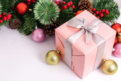 圣诞礼盒和圣诞节装饰品在白色背景上