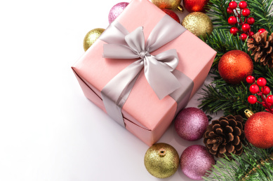 圣诞礼盒和圣诞节装饰品在白色背景上